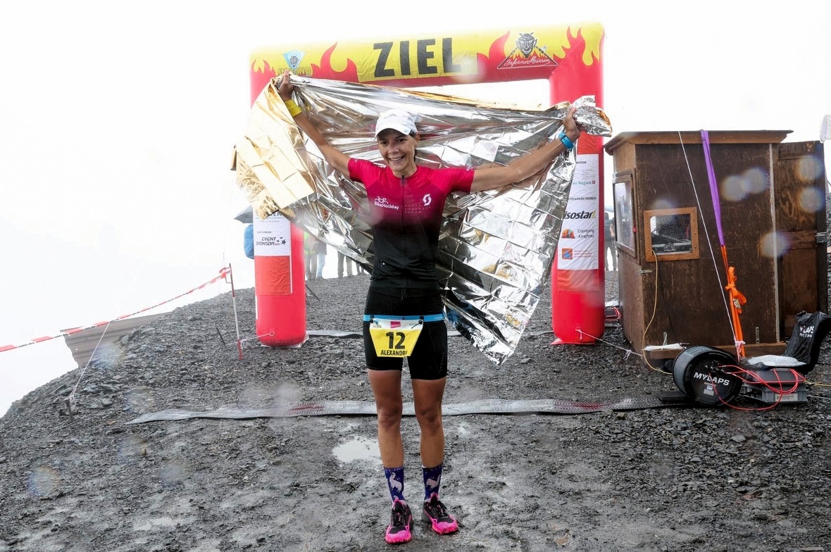 Zieleinlauf bei garstigem Wetter: Die Simmentalerin Alexandra Zürcher erreichte das Schilthorn nach 21 Kilometern als zweitschnellste Frau.
