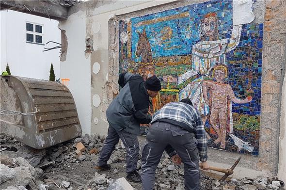 Zimmerleute als Kunstretter: Markus Kunz und sein Mitarbeiter Michael von Känel bereiten das Mosaik-Kunstwerk für die Demontage vor.