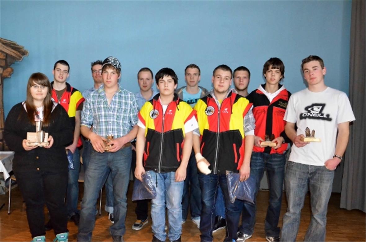 Zinnbecher, Zinnteller, Kristalle und weitere Ehrenpreise durften Jungschützinnen und Jungschützen für ihre guten Schiessresultate entgegennehmen.