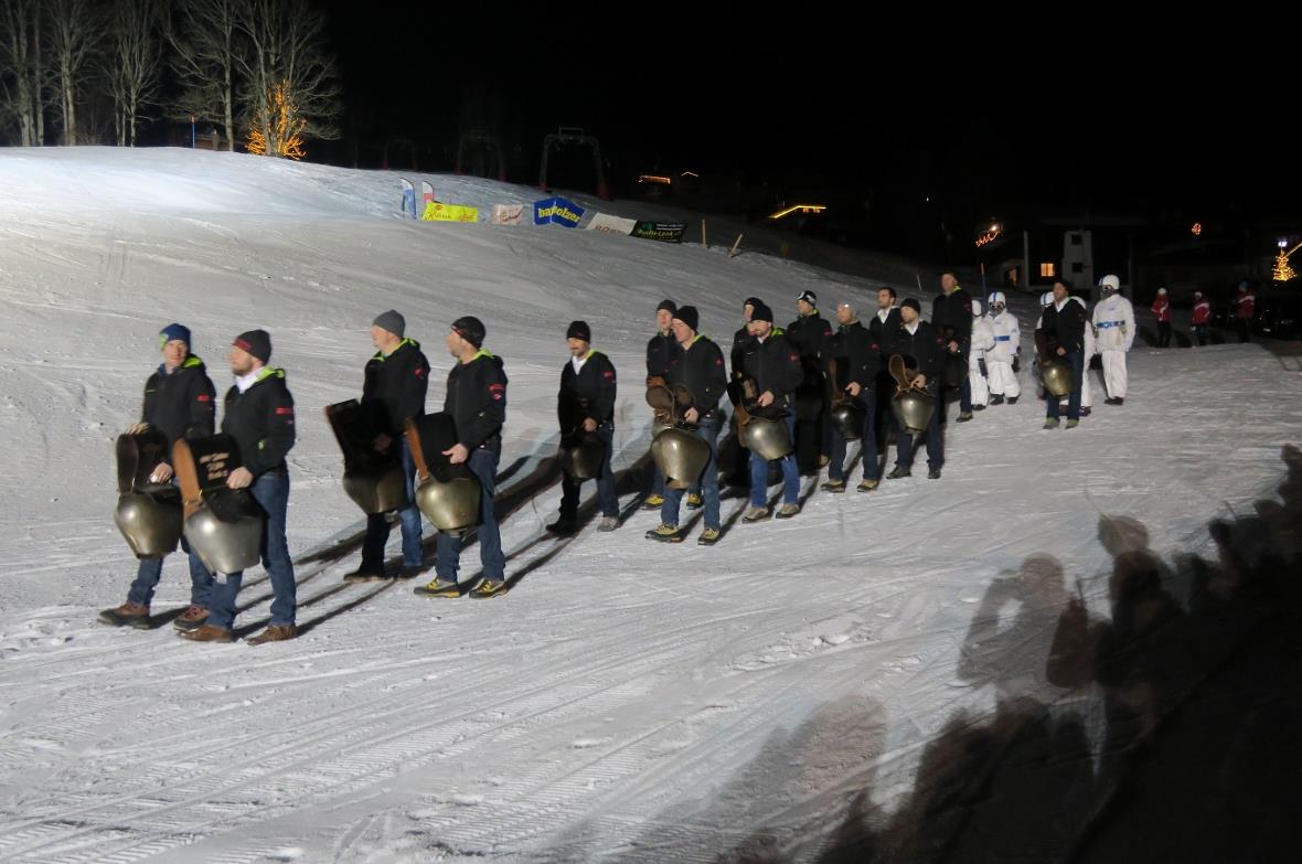 Zu Beginn marschieren die «Treechler» ein
