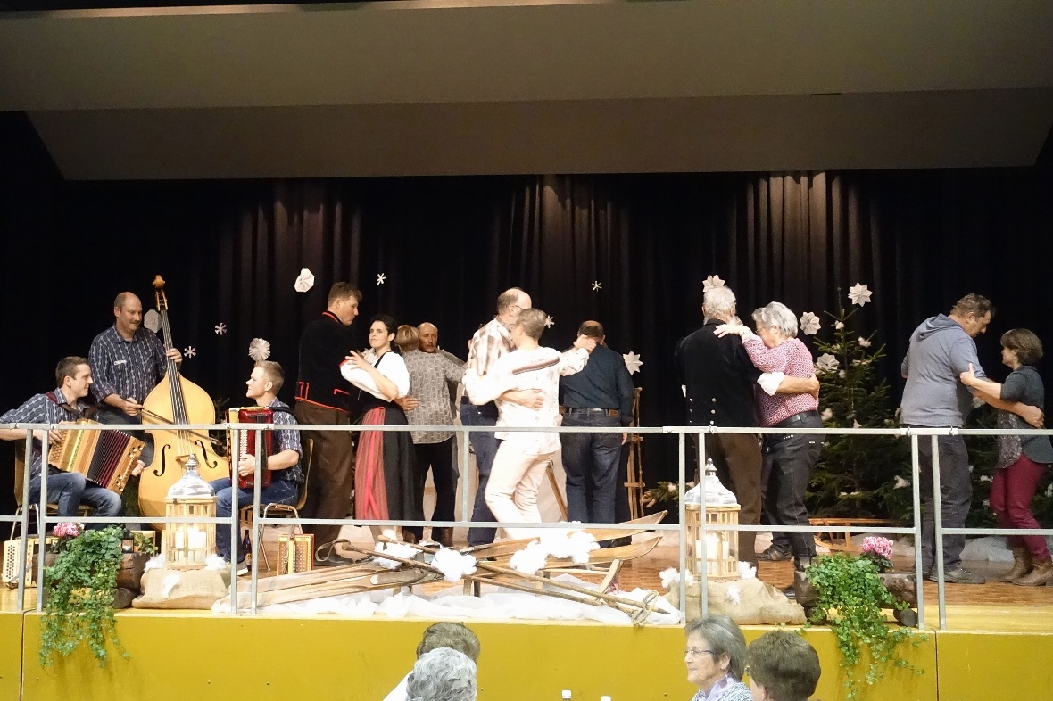 Zu den lüpfigen Klängen des Trios Haldi-Dubach-Teuscher wurde eifrig das Tanzbei...