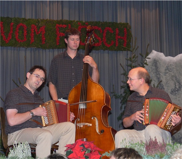 Zu dritt den Jodelgesang mit volkstümlicher Schwyzerörgelimusik untermalt. Das kleine Quartett «Abebärg»: Adrian Moser, Jürg Niederhauser (am Bass) und Michael Künzi.