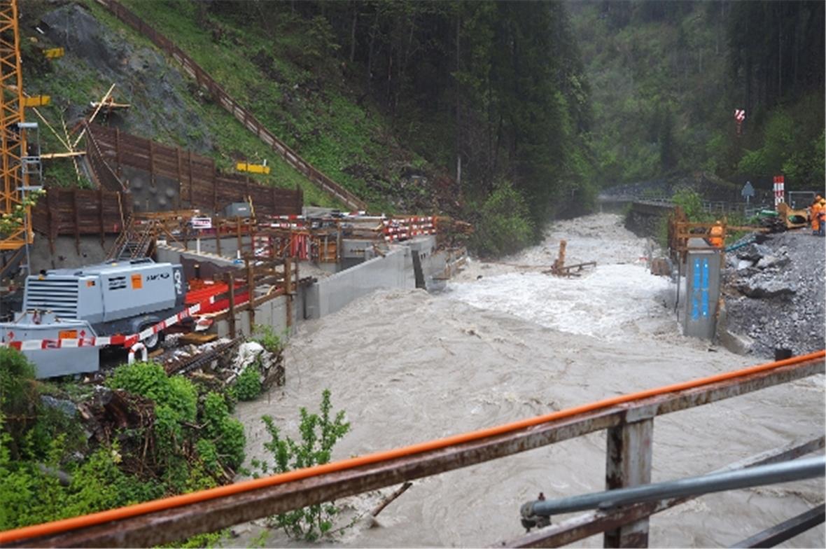 Zu viel Wasser um neben der Laubeggbaustelle umgeleitet zu werden.