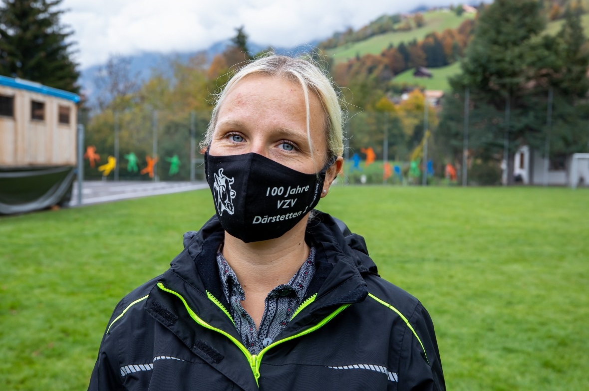 Züchterin Monika Dänzer ganz Corona kompatibel.