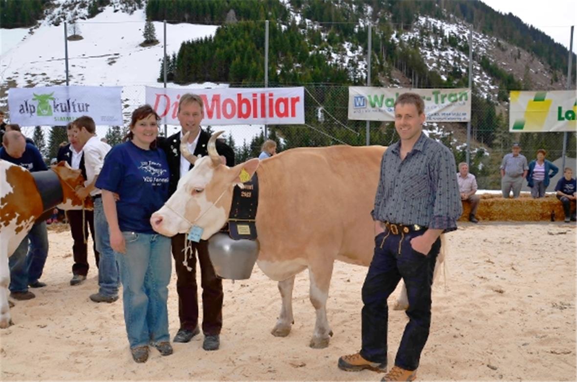 Züchterstolz bei Patricia und Ueli Stucki mit Kuh Bea als Miss Fermel. Die Treichel der Emmental Versicherung übergab Jürg Grünenwald.