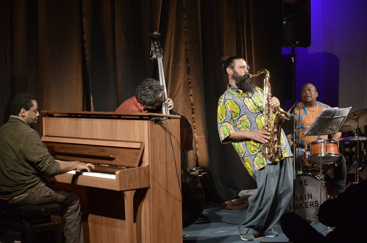 Zündeten ein wahres Feuerwerk an afro-europäischem Jazz: Afrika Mkhize, Bänz Oester, Javier Vercher und Ayanda Sikade.