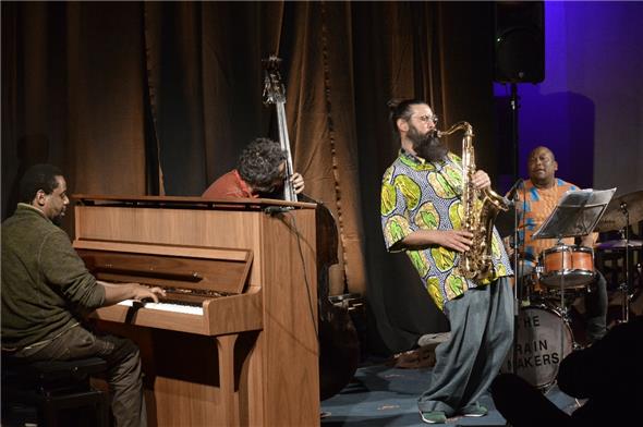 Zündeten ein wahres Feuerwerk an afro-europäischem Jazz: Afrika Mkhize, Bänz Oester, Javier Vercher und Ayanda Sikade.