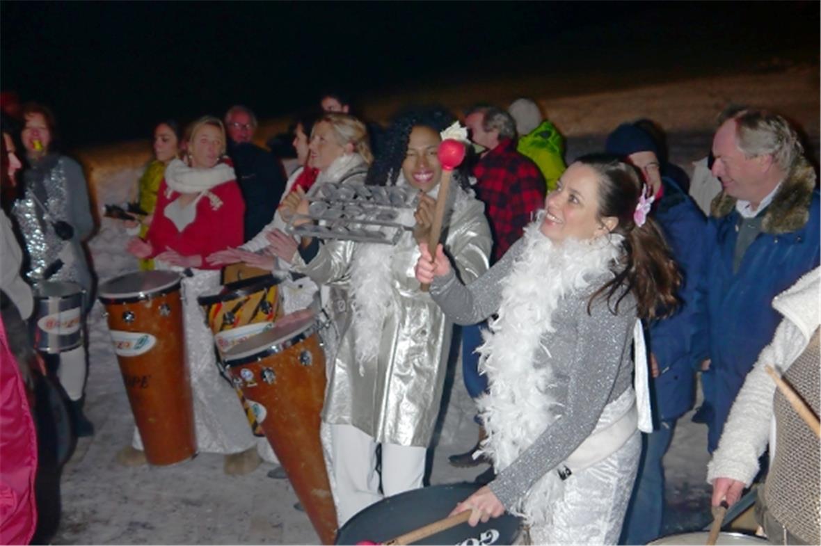 Zuerst spielte die Gruppe draussen…