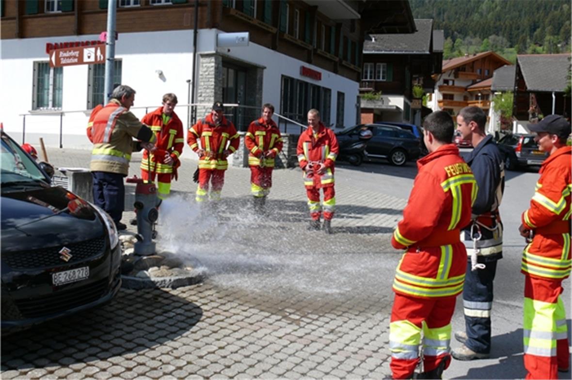 Zuerst wird der Hydrant gespühlt, damit keine Verunreinigungen ins Strahlrohr ge...