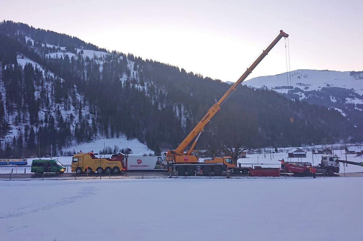 Zuerst wurde die Ladung mit Hilfe einer Mulde geborgen