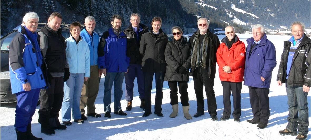 Zufrieden strahlende Gesichter: Fahrerinnen und Fahrer haben ihre Wintertauglichkeit im wahrsten Sinne «erfahren».