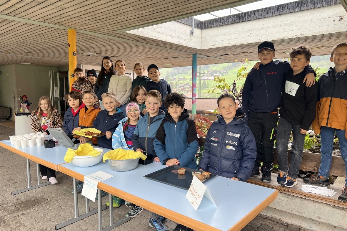 Zufriedene Gesichter bei der 3./4. Klasse c nach dem Pausenkiosk.