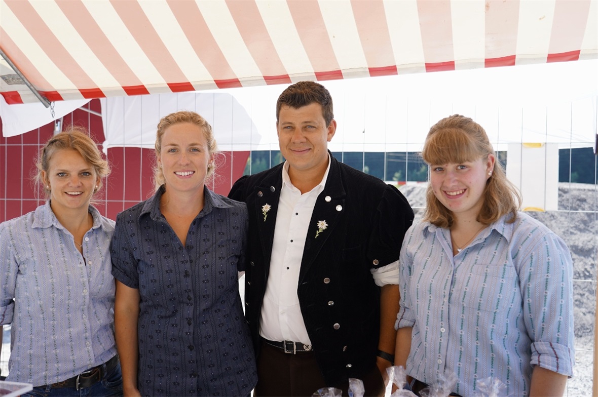 Zufriedene Standbetreiber: Hier Natalie und Toni Gobeli (Mitte) mit Jana Mani un...