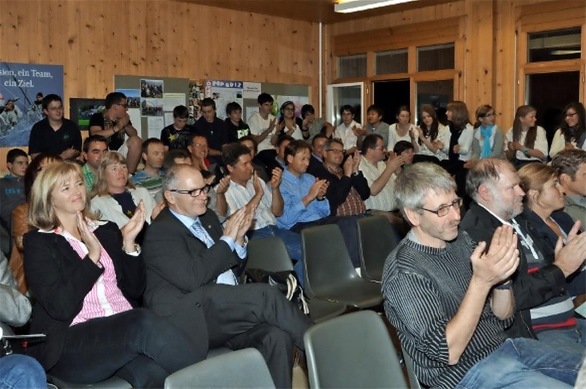 Zufriedene Teilnehmer an der Eröffnungsfeier.