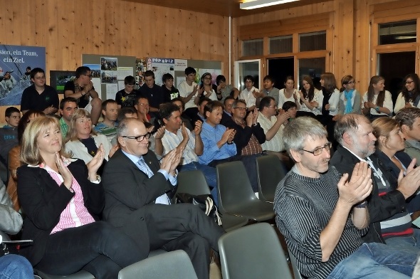 Zufriedene Teilnehmer an der Eröffnungsfeier.