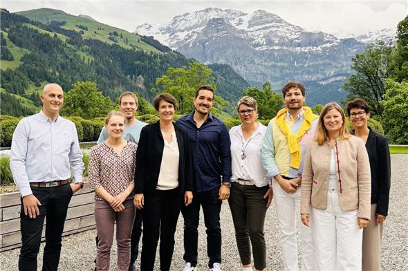 Zufriedenheit beim Team rund um das Erlebnisbad: Simon Ziörjen, Eliane Griessen, Roland Schläppi, Sophie Bernhard Aellen, Oliver Zimmermann, Claudia Perren, Adriano Votta, Helena Galanakis und Sonja Perren.