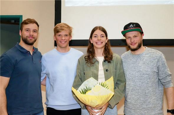 Zufriedenheit nach der Premiere des Dokumentarfilms «Nicht streben, sondern sein: Der Weg nach Hawaii 2024»: Nicola Buchs und Filmemacherin Yara Burkhalter sowie Nicolas Brüder Luca Buchs (links) und Florian Buchs (rechts).