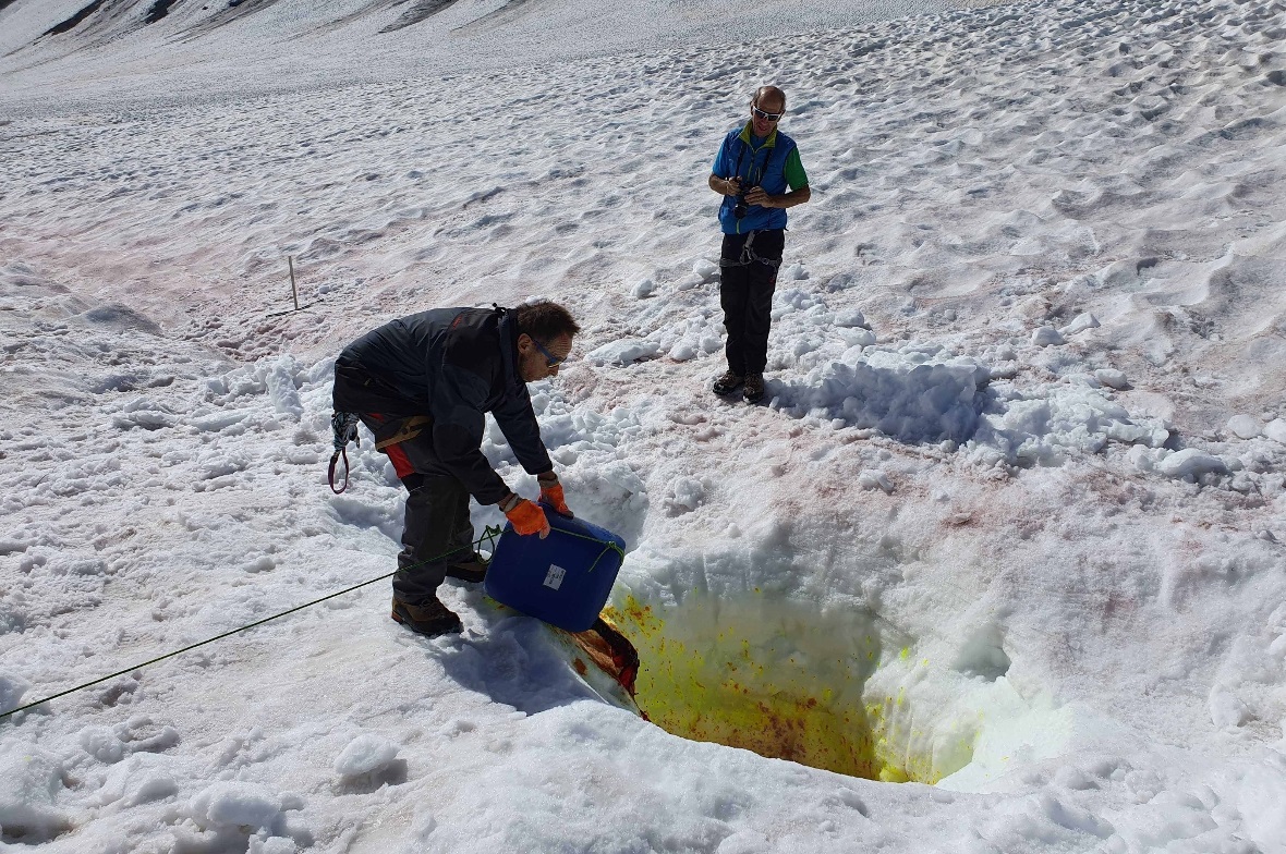 Zugabe der ungiftigen Uranin-Flüssigkeit zur Einfärbung in das gebohrte Loch.