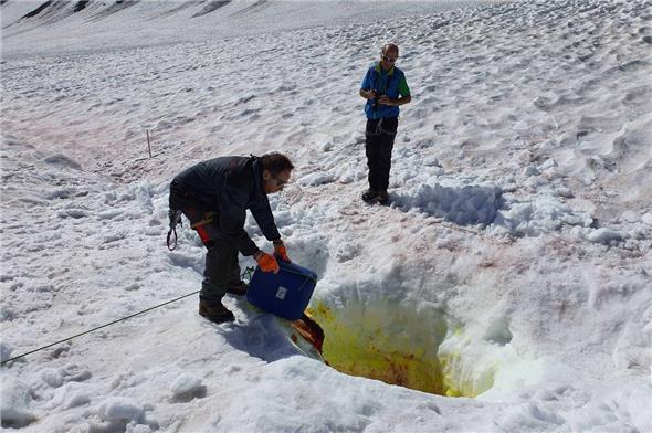 Zugabe der ungiftigen Uranin-Flüssigkeit zur Einfärbung in das gebohrte Loch.
