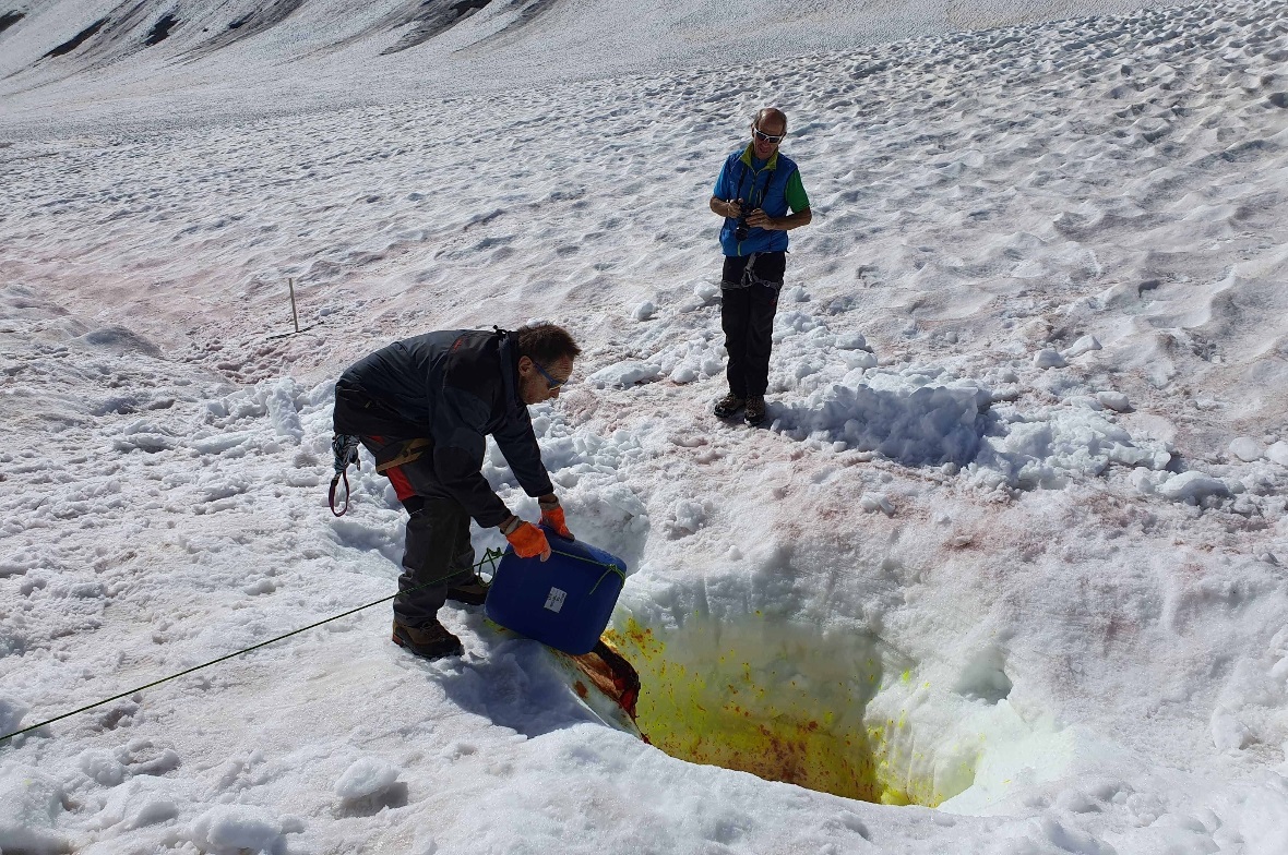 Zugabe der ungiftigen Uranin-Flüssigkeit zur Einfärbung in das gebohrte Loch.