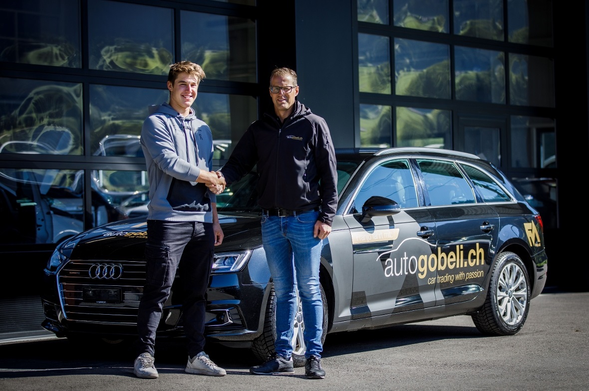 Zukünftig flott unterwegs mit einem Audi A4 Avant: Skirennfahrer Franjo von Allmen, hier bei der Auto-Übergabe mit Stefan Gobeli.