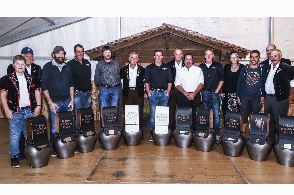 Zum 75-jährigen Jubiläum erhielten alle elf Mitglieder der VZG Lenk 5 eine «Jubiläums-Treichel» zur Erinnerung. 