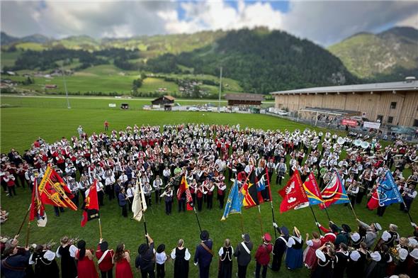 Zum Abschluss der beiden Musiktage am Samstag und Sonntag spielte jeweils der Gesamtchor der Musikvereine.