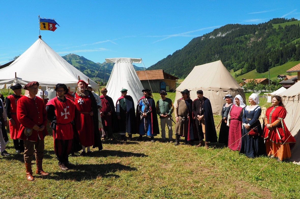 Zum Abschluss wurden Johannes Matti (links) und Lukas Stucki feierlich zum Ritte...