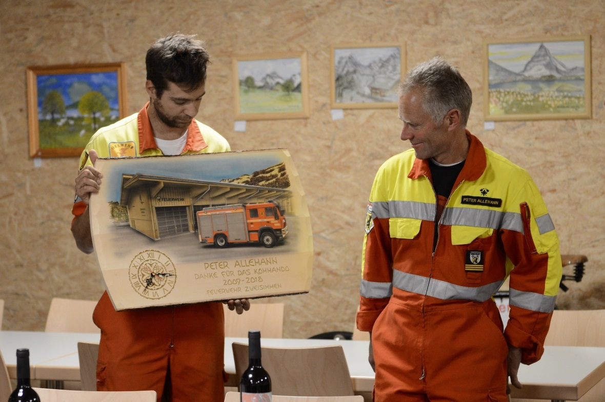 Zum Dank für seine langjährige Tätigkeit gibt es eine Erinnerung an die Feuerweh...
