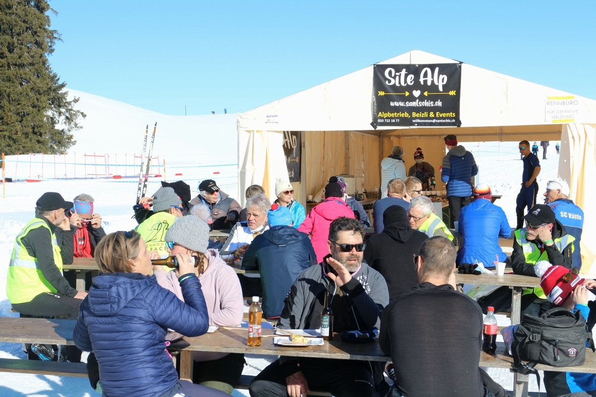 Zum Essen ausnahmsweise ohne Maske. Beste Meisterschaftsstimmung im Festzelt.