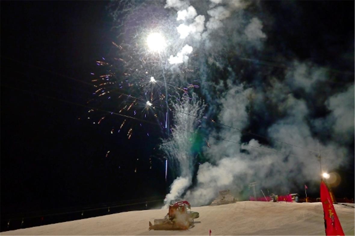 Zum Feuerwerk drehten «tanzten» die Pistenmaschinen Pirouetten.