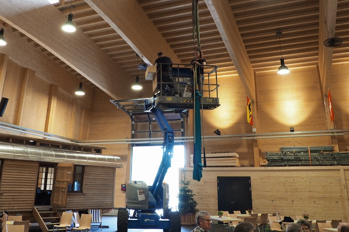 Zum Glück hat die Simmental Arena eine massive Dachkonstruktion, an denen Akroba...