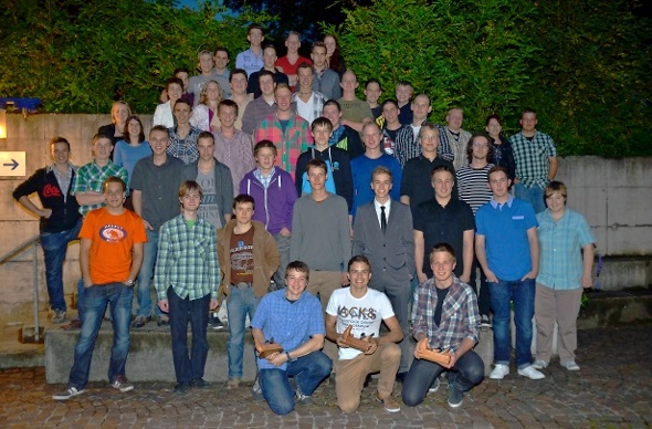 Zum Gruppenbild vereint: 37 Schreiner mit eidgenössischem Fähigkeitszeugnis und 10 Schreinerpraktiker mit zweijähriger Ausbildung mit Abschluss in der Berufsschule.