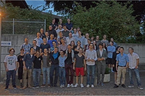 Zum Gruppenbild vereint: 40 Schreiner mit Eidgenössischem Fähigkeitszeugnis (Ausweis) und sieben Schreinerpraktiker mit zweijähriger Ausbildung mit Abschluss in der Berufsschule.