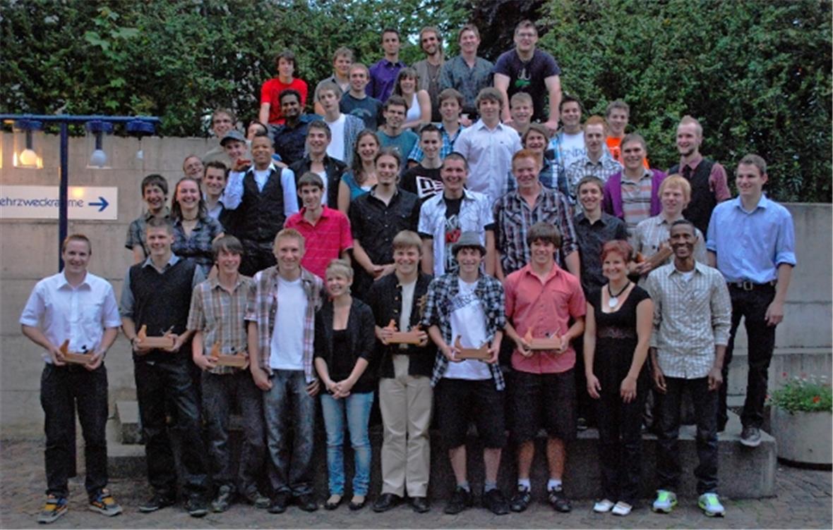 Zum Gruppenbild vereint: 42 Schreiner mit Eidgenössischem Fähigkeitszeugnis (Ausweis) und 12 Schreinerpraktiker mit zweijähriger Ausbildung mit Abschluss in der Berufsschule)