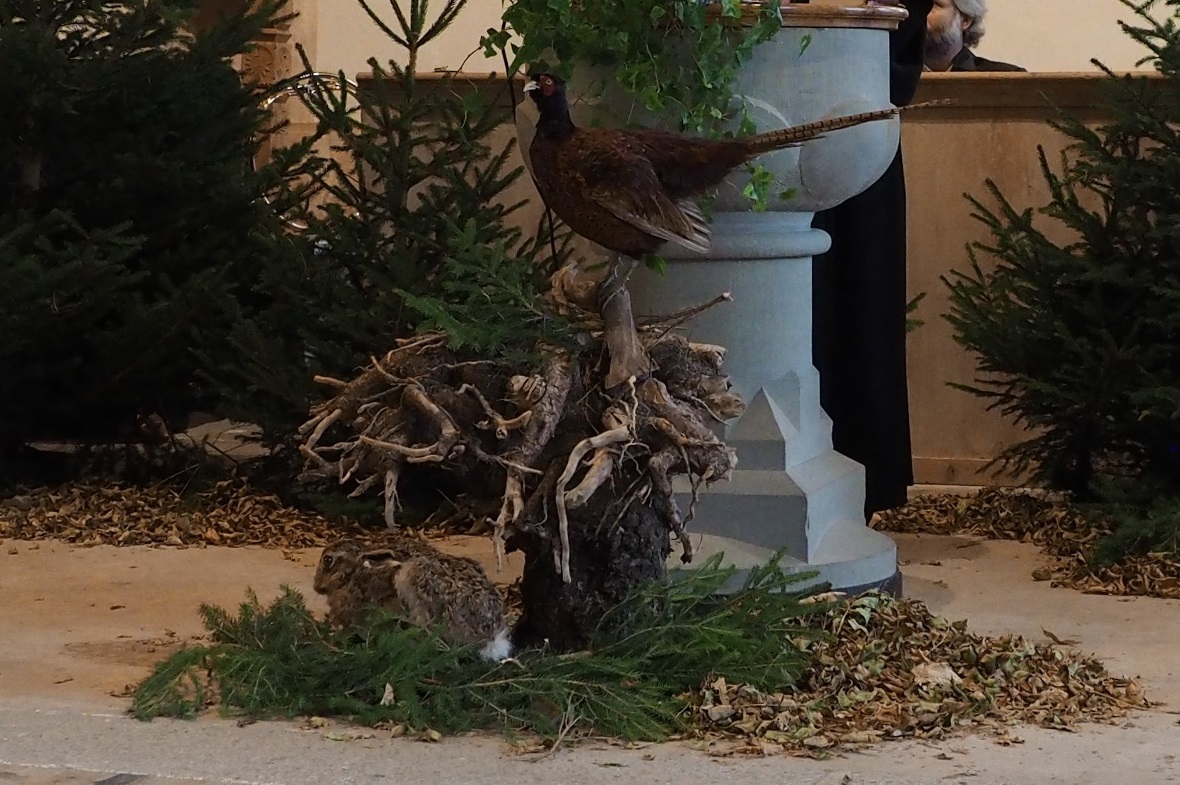 Zum Hubertus-Gottesdienst wird die Kirche mit Zweigen und Ästen aus dem Wald ges...