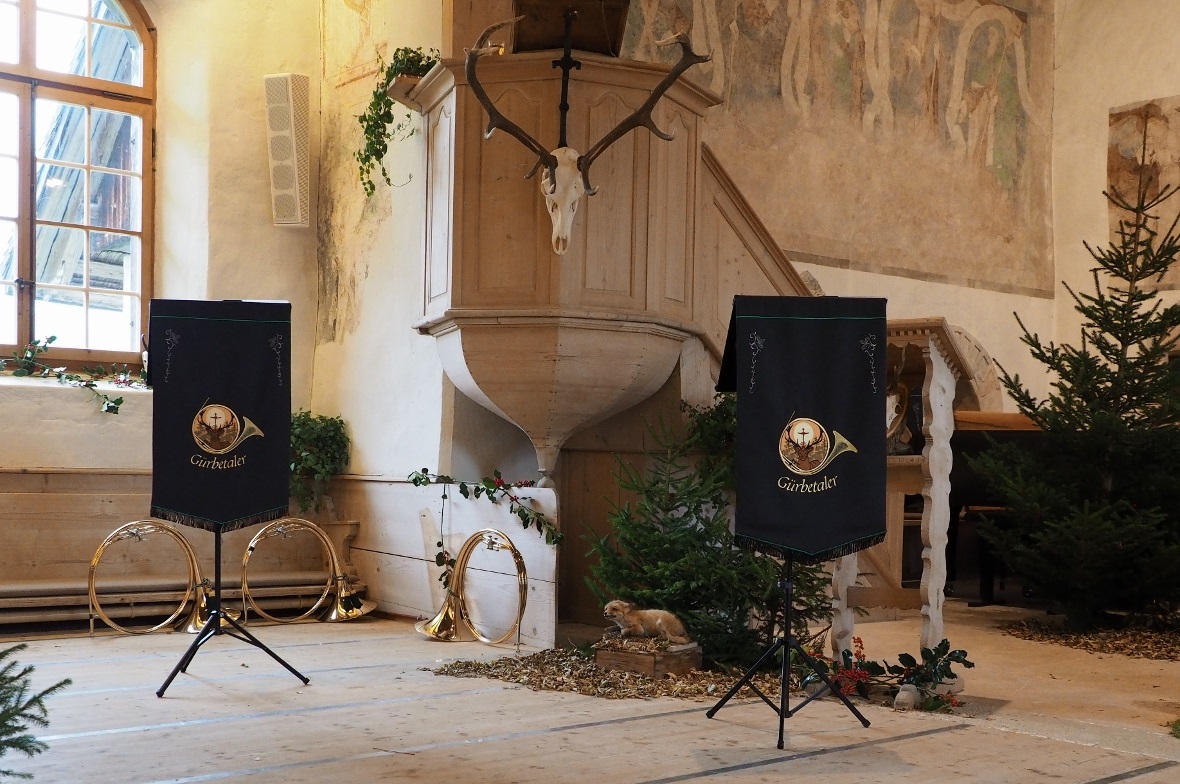 Zum Hubertus-Gottesdienst wird die Kirche mit Zweigen und Ästen aus dem Wald ges...