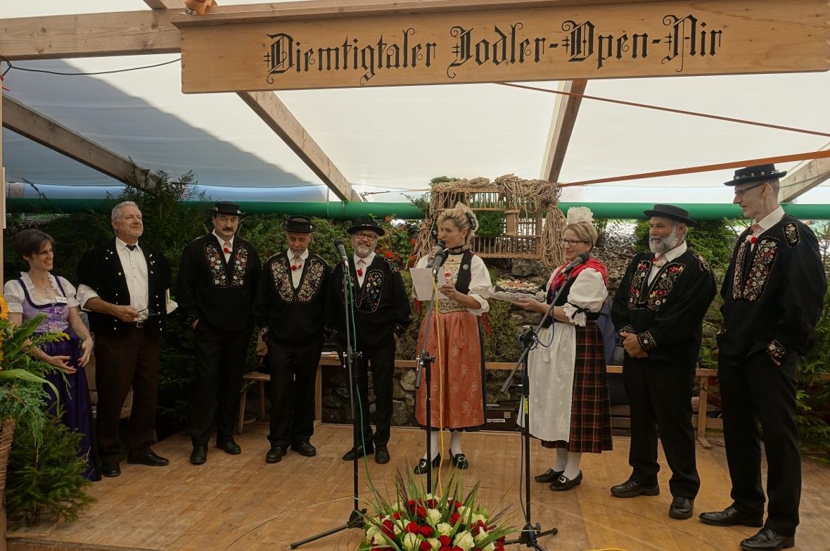 Zum Jubiläum überreichte die Gastformation Jodlergruppe Titlis aus Engelberg dem...