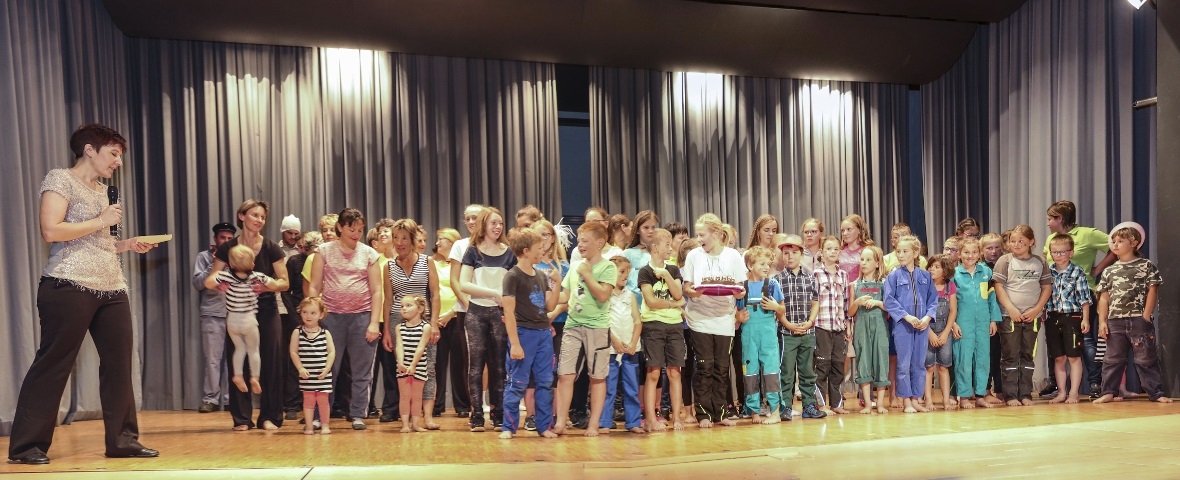 Zum Schluss versammelte die Präsidentin alle, von Jung bis Alt, auf der Bühne.