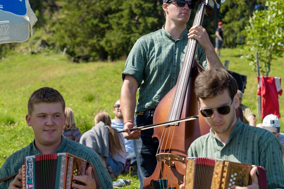 Zum Tanz spielte das Ländlertrio Täktig, welches nebst den Örgeli auch die Bassg...