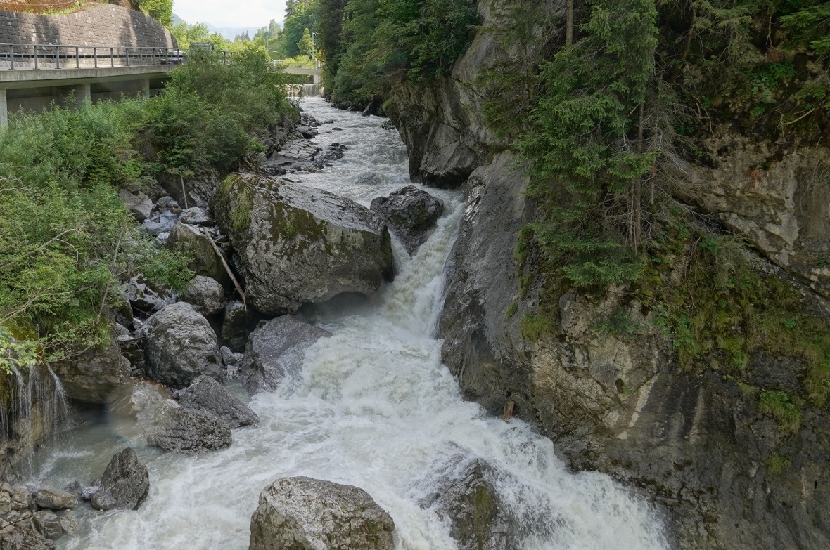 Zum Vergleich: Der Laubeggfall im Normalzustand, einige Tage nach den ausgedehnt...