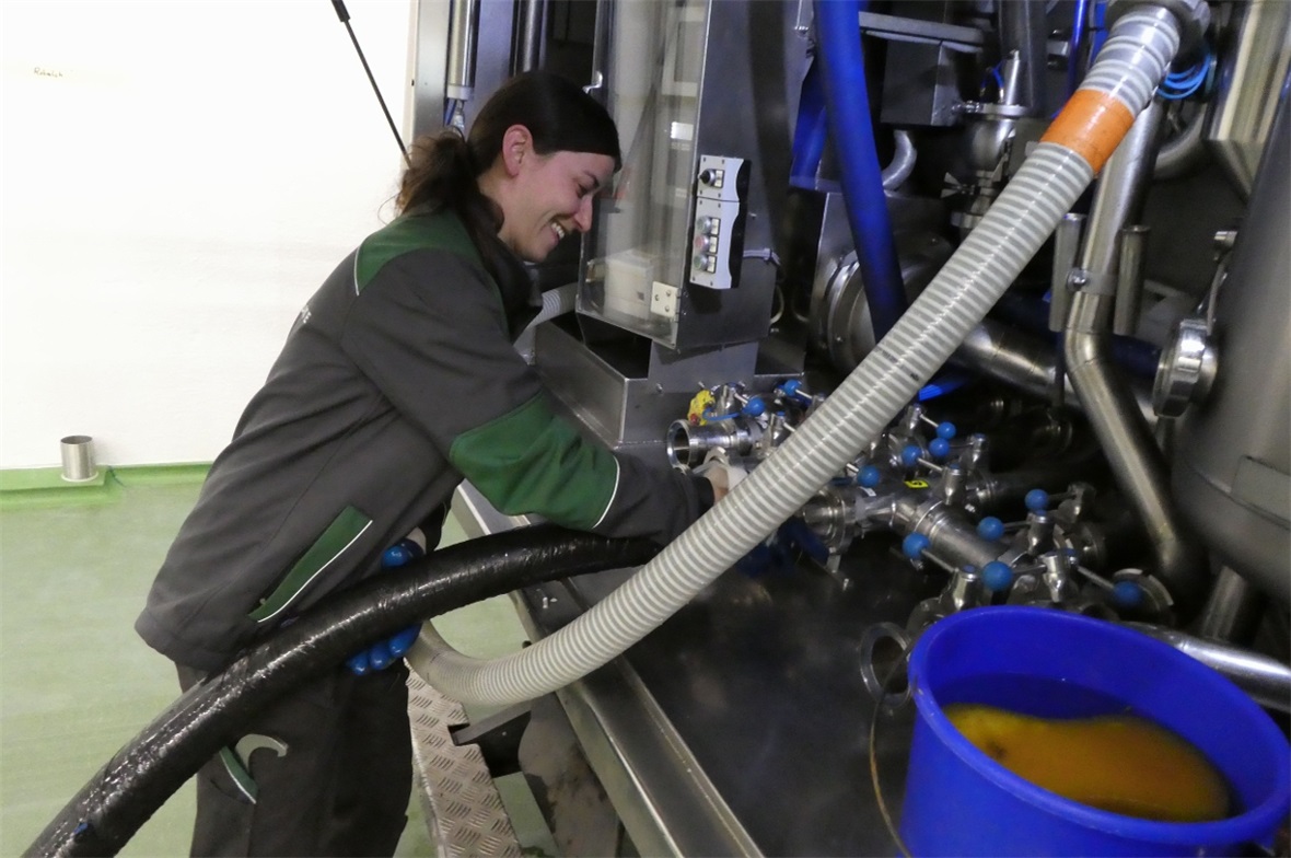 Zum ersten Mal fliesst angelieferte Milch in die Tanks der Naturparkkäserei.