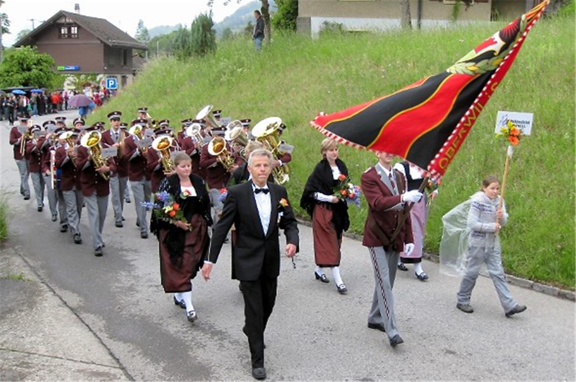 Zum letzten mal führt Ernst Meinen "seine" Musikgesellschaft durchs Dorf.