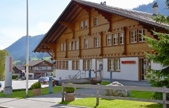 Zur 13. Generalversammlung der Raiffeisenbank Obersimmental waren die Genossenschafter turnusgemäss nach Boltigen eingeladen. Unser Bild zeigt die Raiffeisenfiliale Reidenbach.
