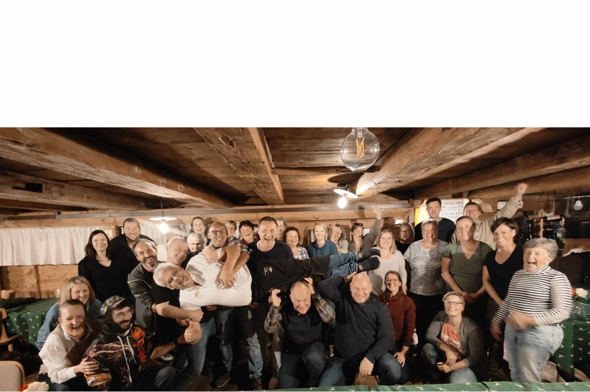 Zur Abwechslung haben wir mal Housi auf Händen getragen. Nach diesem Foto wurde gemunkelt, dass Housi schwerer ist als Schwinger Dodo, dies wurde aber nicht offiziell bestätigt…