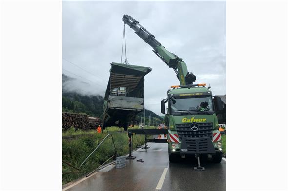 Zur Bergung des Anhängers musste die Strasse zeitweise komplett gesperrt werden.