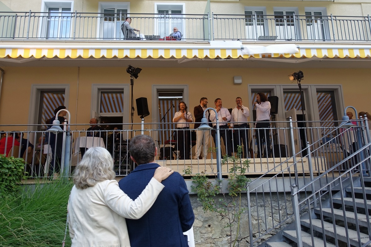 Zur Freude des Publikums gab Gastgeber Jan Stiller (Zweiter von links) gemeinsam...