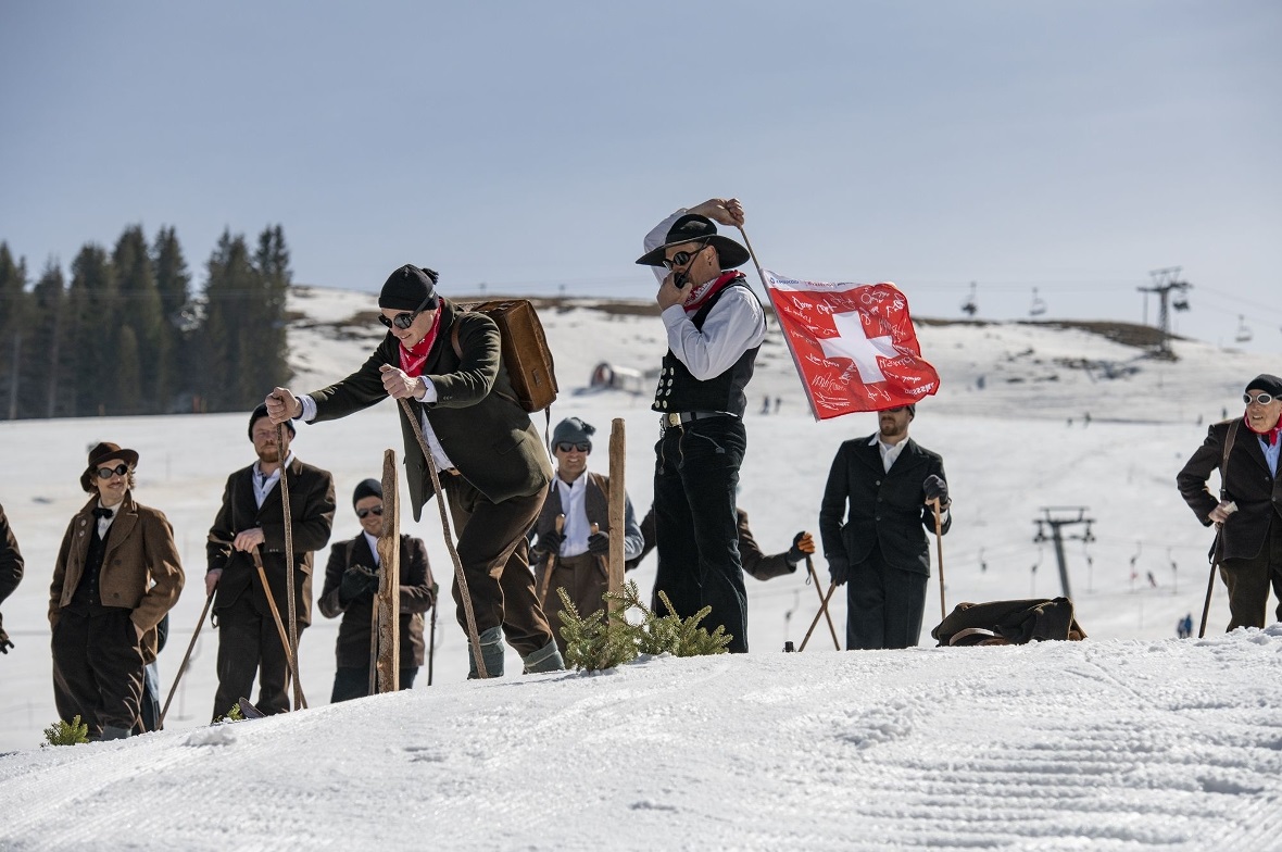 Zurück in die Vergangenheit: Nicht nur die Ski waren in alter Bauweise.