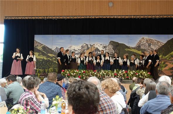 Zusammen mit der gastgebenden Jodlergruppe Schwenden begrüssten die beiden Moderatorinnen Cornelia und Daniela Wyss das zahlreiche Publikum herzlich zu einem gut zweistündigen Jodlerkonzert voller gesanglicher Höhepunkte.