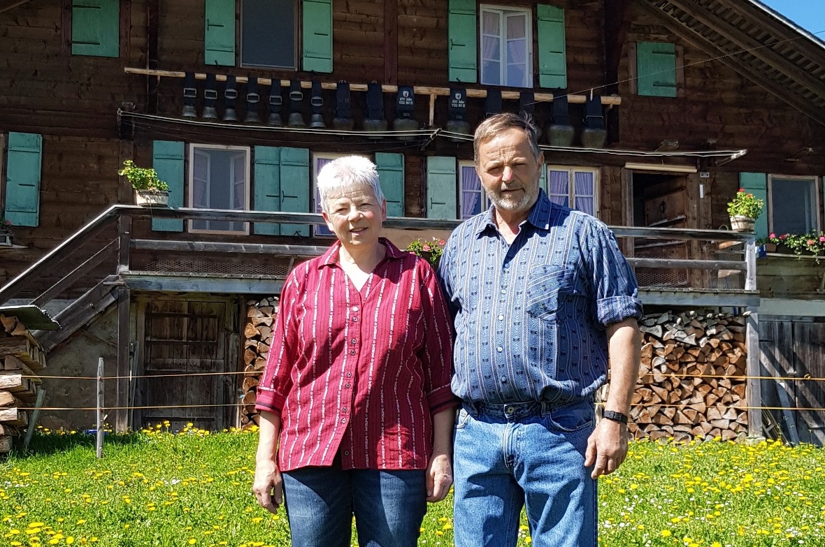 Zusammengerechnet 80 Alpjahre und dafür verdient geehrt: Barbara und Walter Styf...